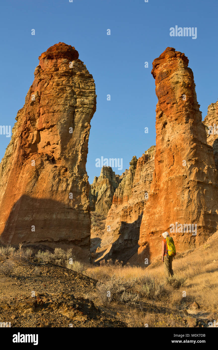Un escursionista sostare di fronte due pilastri in Chalk Bacino di Oregon orientale lungo la Owyhee River Canyon. Stati Uniti d'America Foto Stock