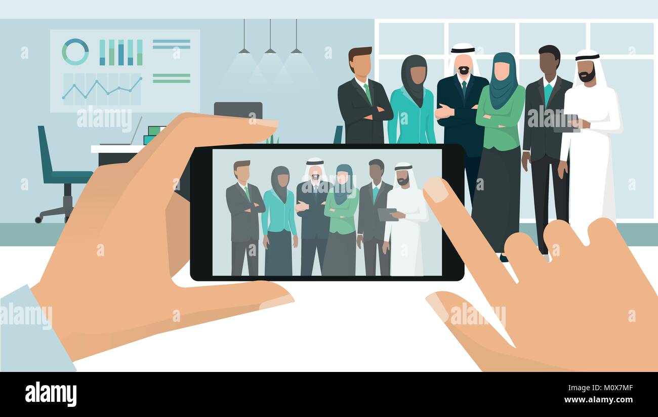 Arabo e musulmano la gente di affari in posa insieme e riuniti in un ufficio aziendale edificio, un uomo è di scattare una foto utilizzando uno smartphone Illustrazione Vettoriale