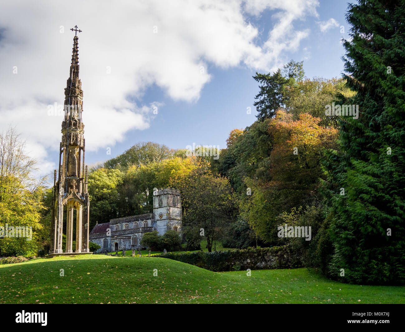 Bristol elevata Cross & la Chiesa di San Pietro e giardini Stourhead, Wiltshire, Inghilterra Foto Stock