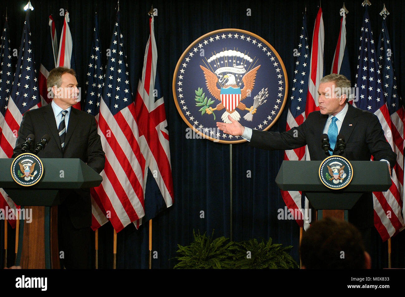 Washington, D.C. - Dicembre , 2006 -- Il Presidente degli Stati Uniti George Bush e il Primo Ministro Tony Blair di Gran Bretagna tenere una conferenza stampa congiunta alla Casa Bianca a Washington D.C. il giovedì, 7 dicembre 2006..Credit: Ron Sachs / CNP/ MediaPunch Foto Stock