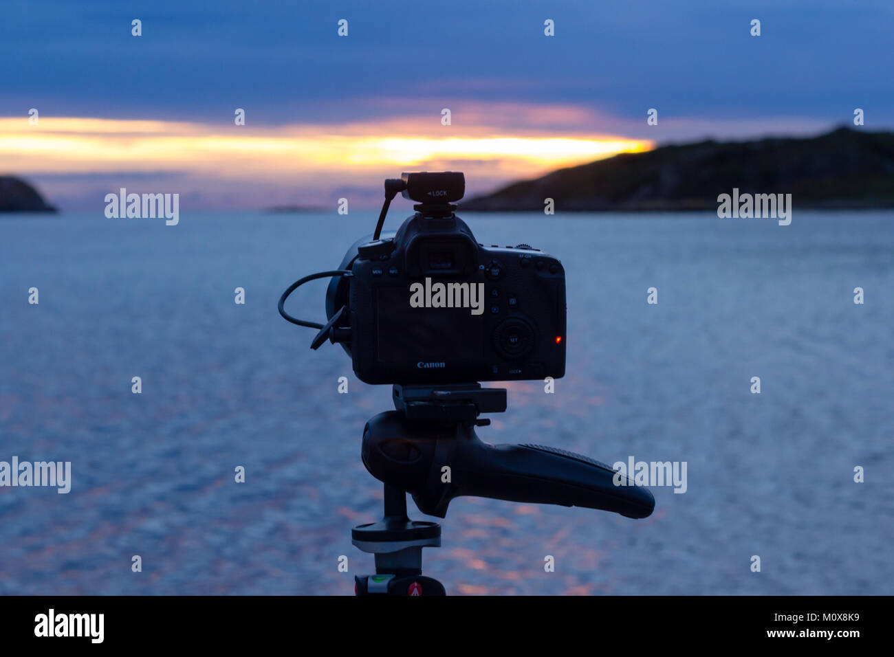 Canon 6D fotocamera su un treppiede Manfrotto con una Hahnel Giga T Pro II telecomando durante il tramonto Foto Stock