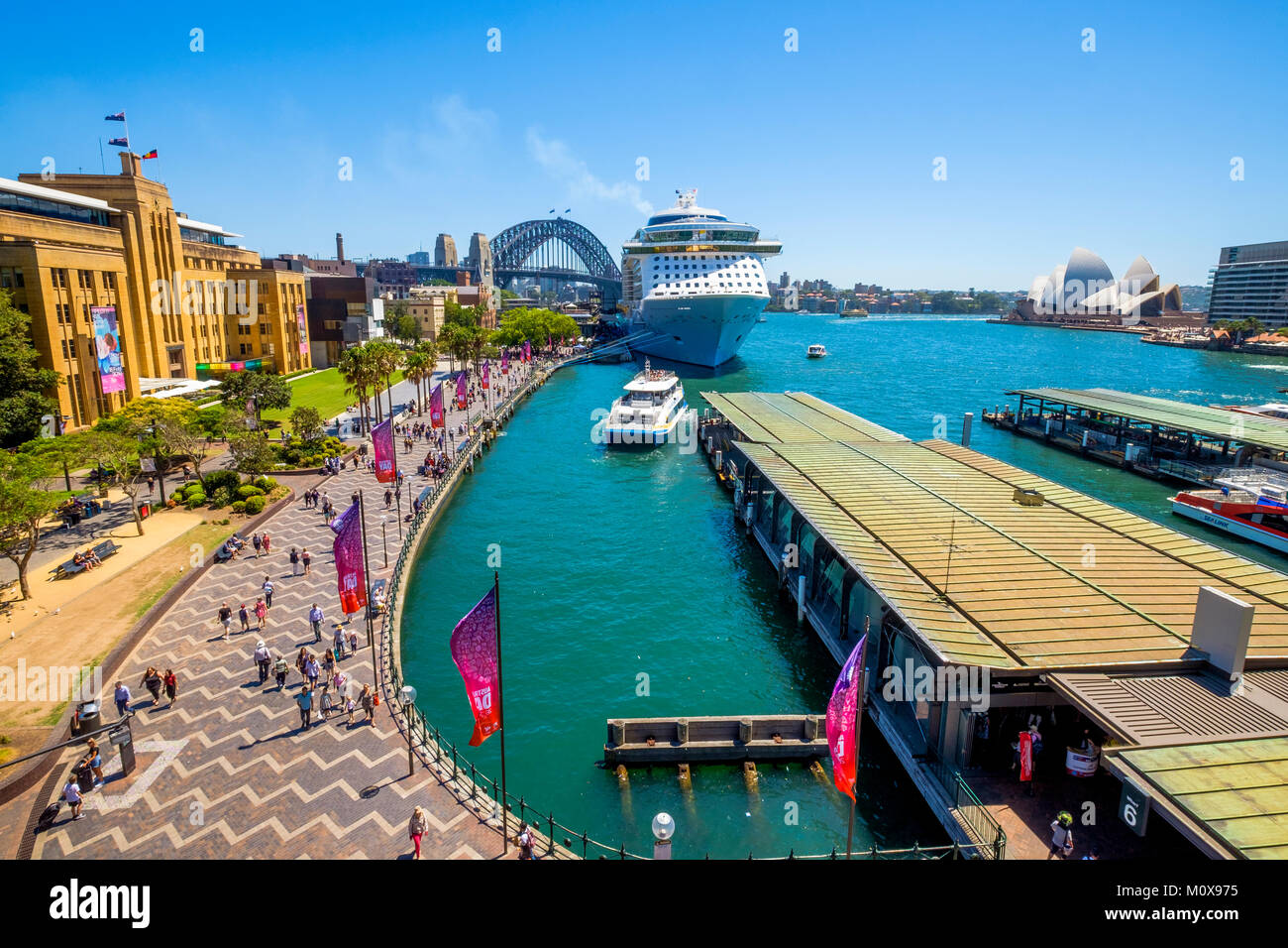 Royal Caribbean è ovazione dei mari nave da crociera ormeggiata al Terminal Passeggeri Oltreoceano in Circular Quay, Sydney, Australia in una giornata di sole. Foto Stock