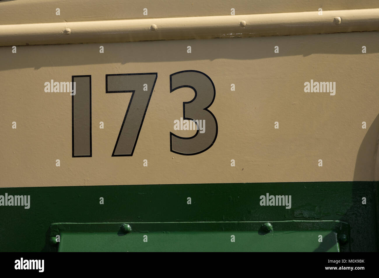 Il numero 173 in oro su una crema e sfondo verde Foto Stock