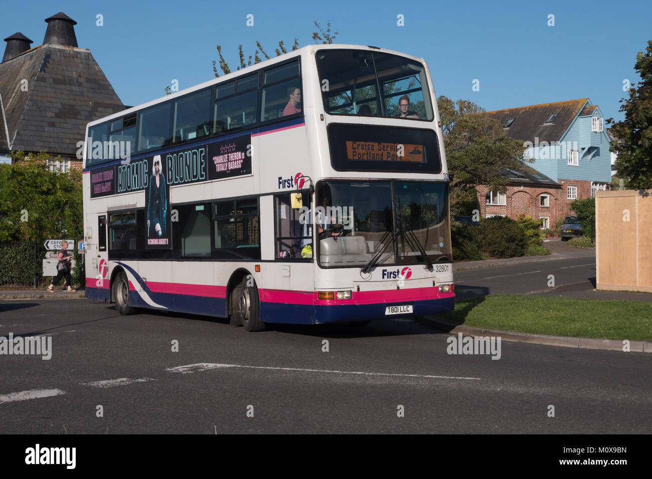 Primo Hants & Dorset bus 32801 T801 LLC su una nave da crociera di navetta da Weymouth al Porto di Portland Foto Stock