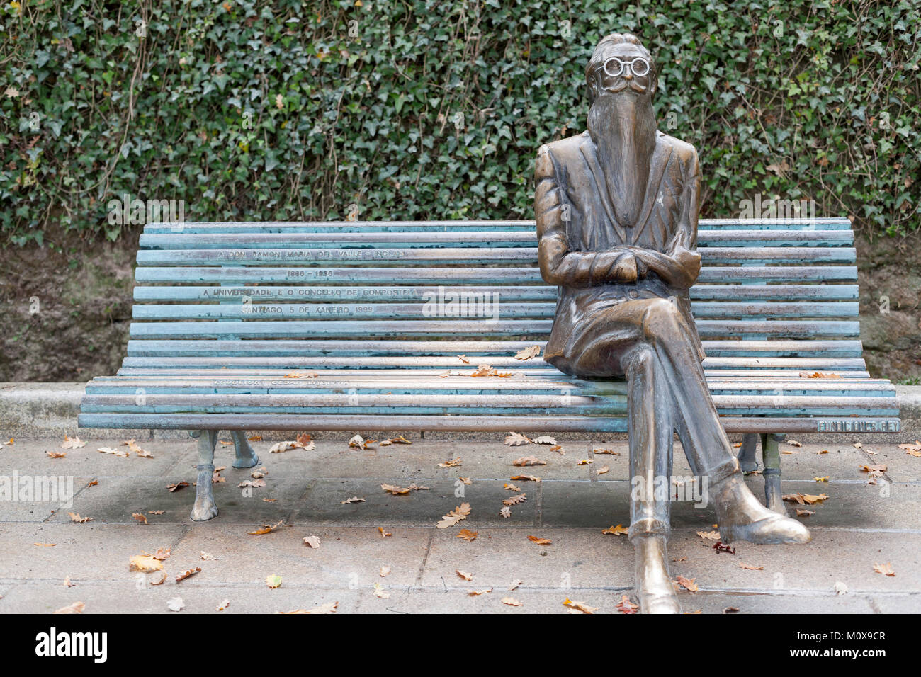 Statua di Ramon Maria del Valle Inclan nel parco Alameda,Santiago de Compostela,Spagna. Foto Stock