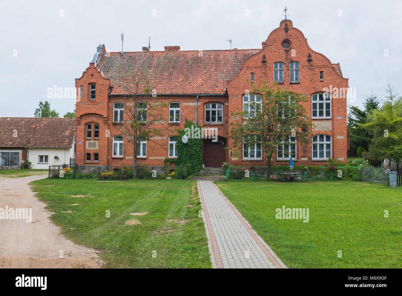 Il vecchio edificio scolastico di inizio xx secolo nel villaggio Saplaty, Warmian-Masurian voivodato di Polonia Foto Stock