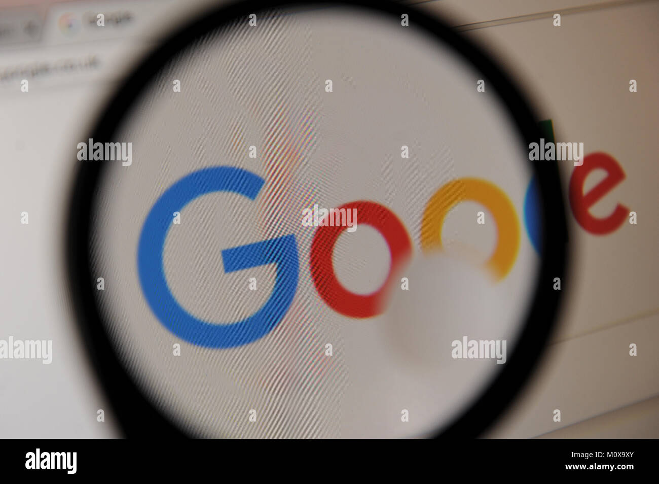 Il logo di Google visto attraverso una lente di ingrandimento Foto Stock
