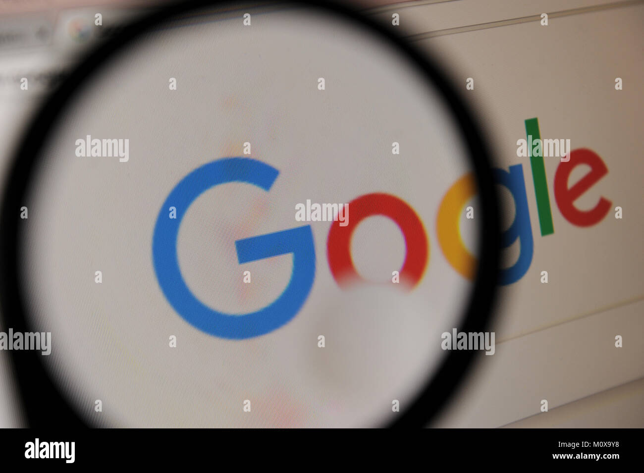 Il logo di Google visto attraverso una lente di ingrandimento Foto Stock
