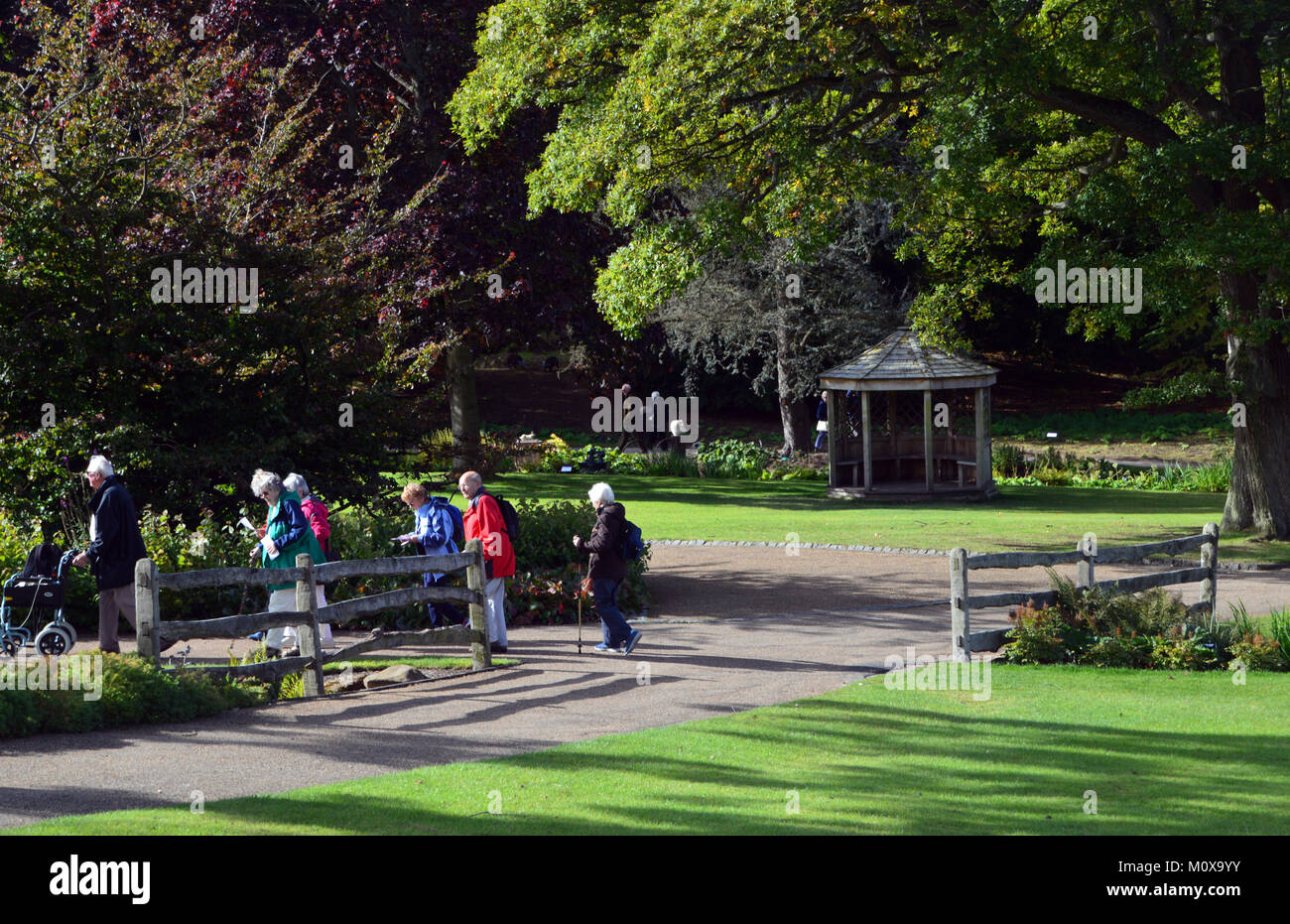 Coppia adulti a piedi attraverso i giardini di RHS Garden, Harlow Carr, Harrogate, Yorkshire. Regno Unito. Foto Stock