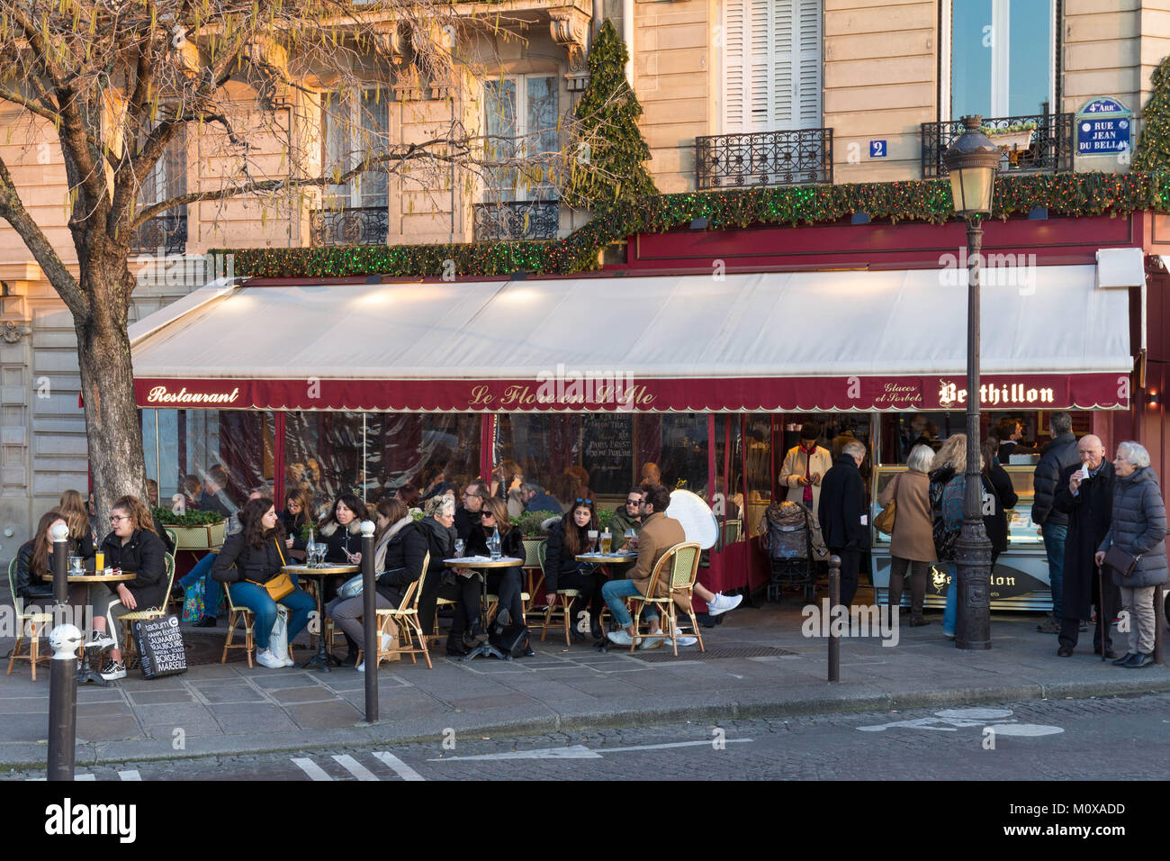 La famosa brasserie Le Flore en l'isola si trova vicino alla cattedrale di Notre Dame , Parigi, Francia. Foto Stock