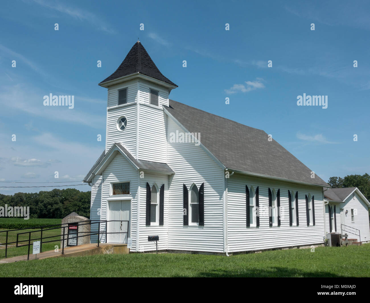 Un bel bianco lavato chiesa rurale, il Cristo regno Chiesa Metodista, Aireys Rd, Cambridge, Maryland, Stati Uniti. Foto Stock