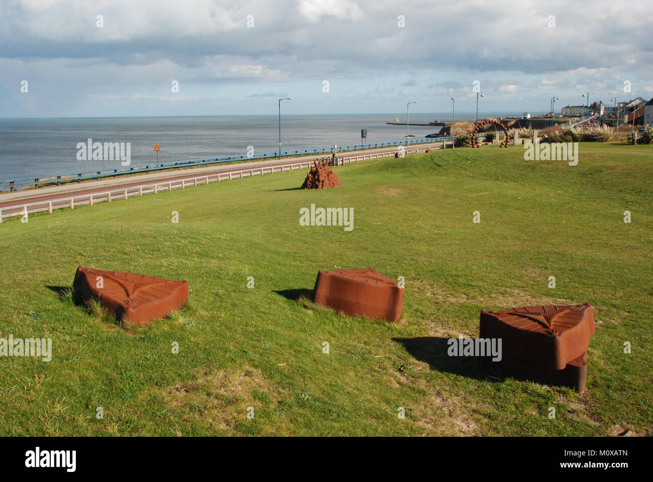 Opere d'arte in cima alla scogliera raffiguranti fossili trovati nella zona da milioni di anni fa a Seaham nella Contea di Durham Foto Stock