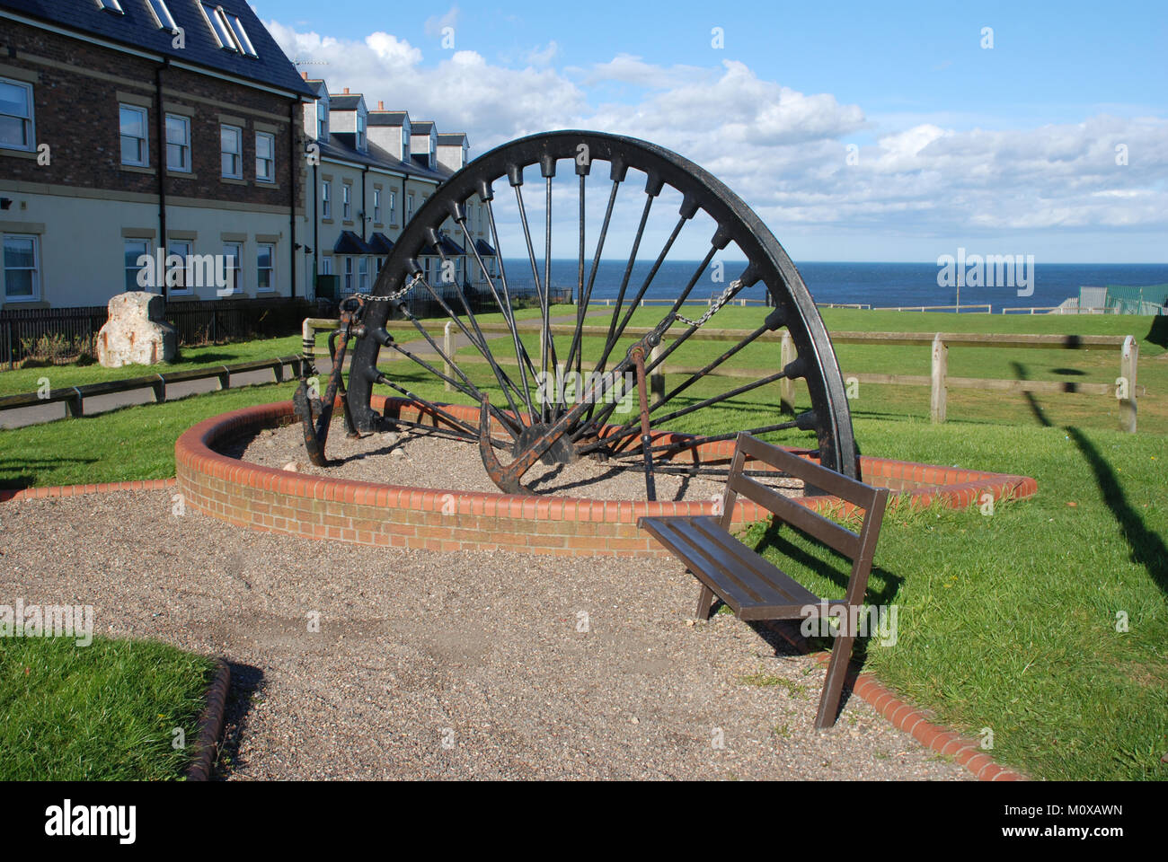 In cima alla scogliera entrata a Seaham Marina con il suo porto e piccolo porto commerciale mostra che è passato nelle miniere di carbone Foto Stock