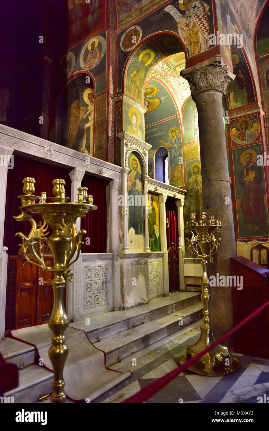 Interno chiesa di Panaghia Kapnikarea nel mezzo di Ermou Street nel centro di Atene, Grecia Foto Stock