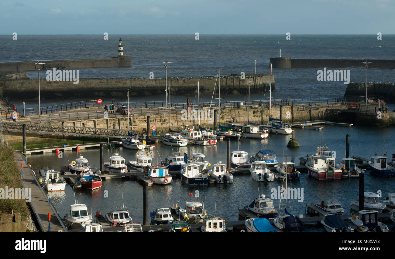 Il porto turistico di Seaham Harbor nella contea di Durham che mostra l'ingresso del porto e del porto turistico e le piccole barche e yacht nel porto turistico Foto Stock