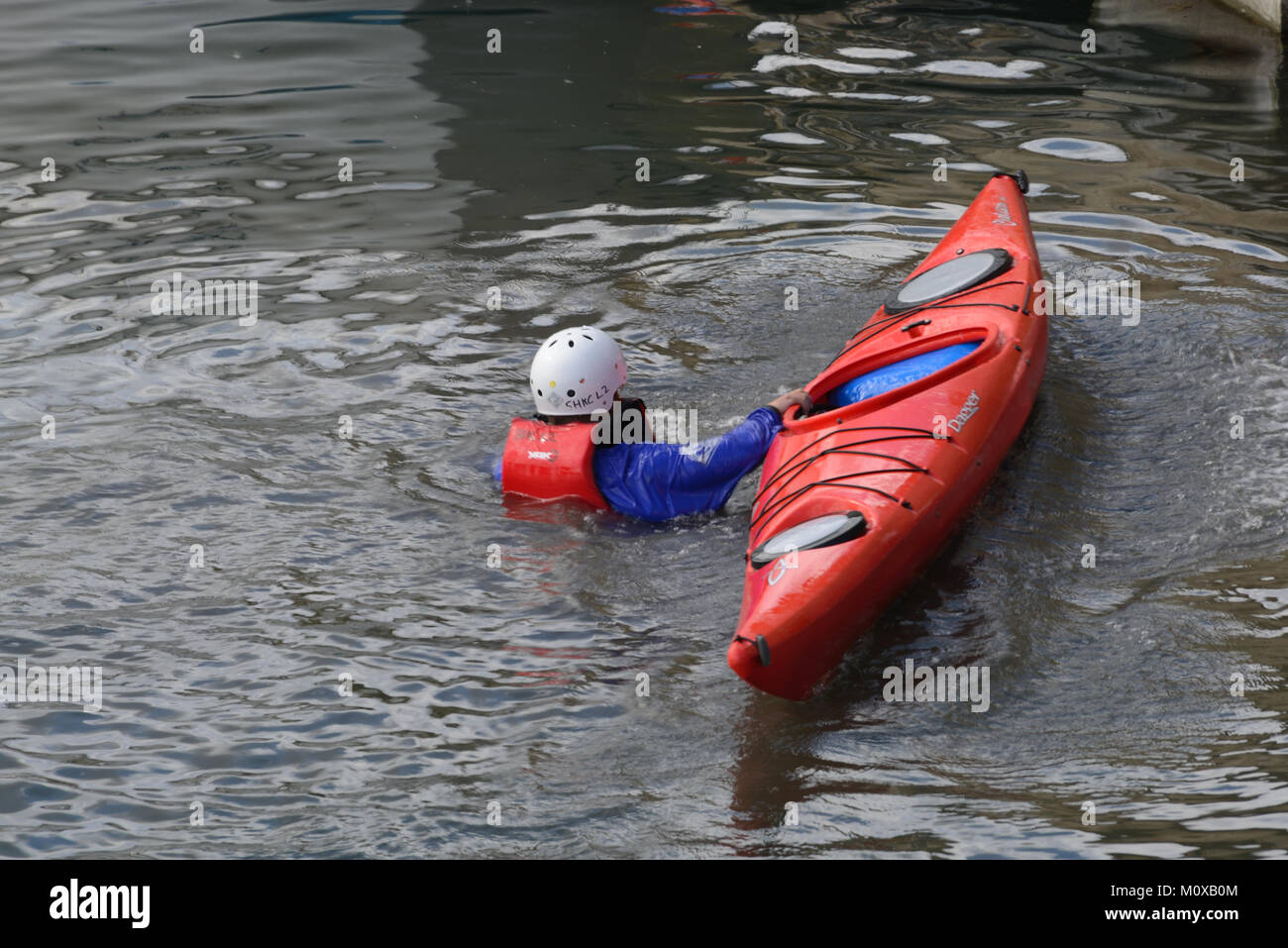 Formazione in kayak a Seaham Harbor Marina con tirocinante in acqua aggrappato al kayak Foto Stock