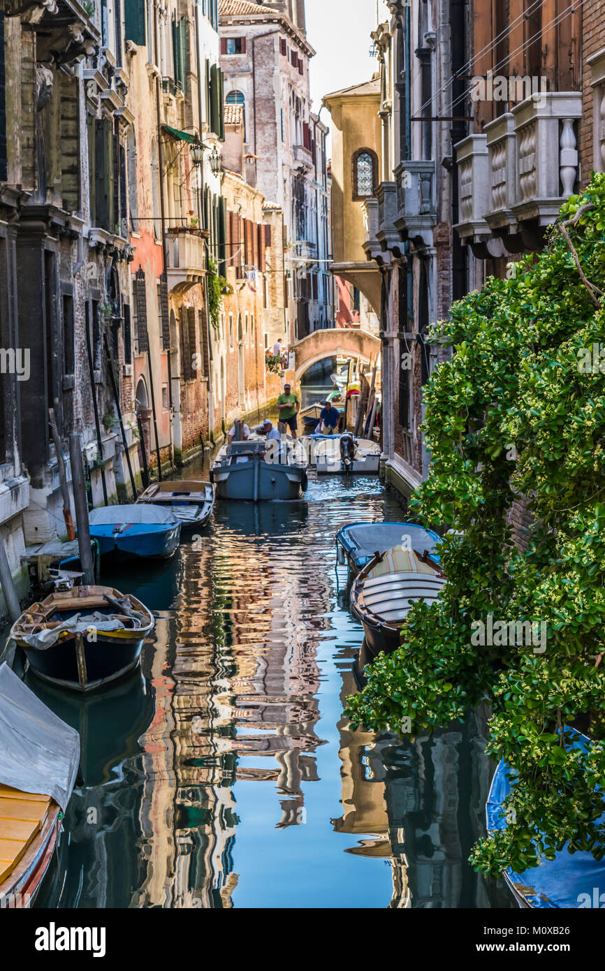 Canali ed edifici storici di Venezia, Italia. Stretti canali di vecchie case e di riflessione su acqua su un giorno di estate a Venezia, Italia. Foto Stock