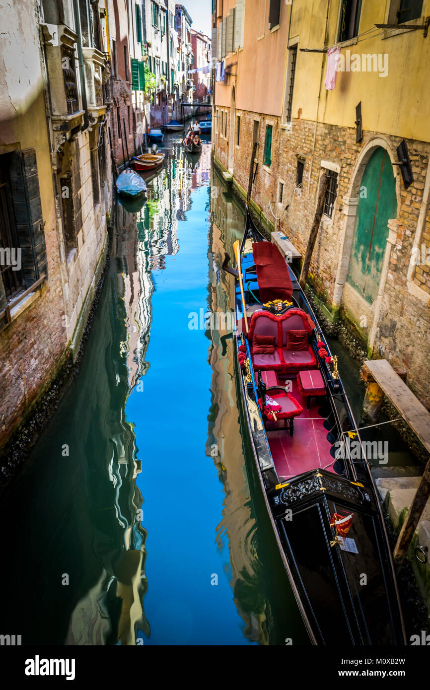 Canali ed edifici storici di Venezia, Italia. Stretti canali di vecchie case e di riflessione su acqua su un giorno di estate a Venezia, Italia. Foto Stock