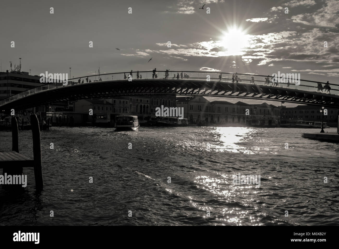 Costituzione moderna Ponte sul Canal Grande. Il ponte pedonale che collega il nord della città con la terraferma e il terminal ferroviario. Foto Stock