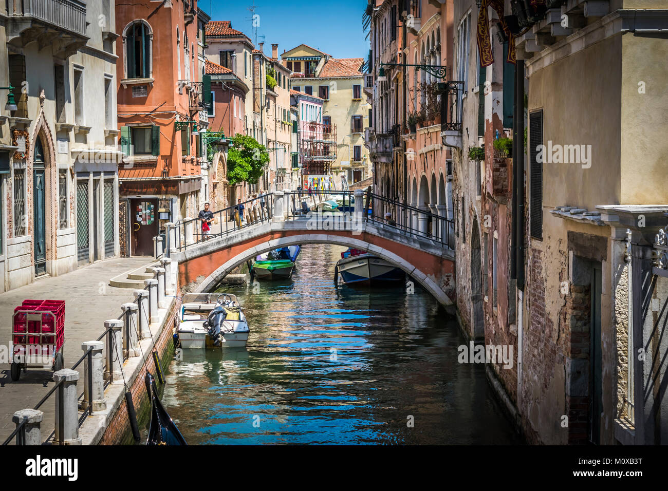 Canali ed edifici storici di Venezia, Italia. Stretti canali di vecchie case e di riflessione su acqua su un giorno di estate a Venezia, Italia. Foto Stock
