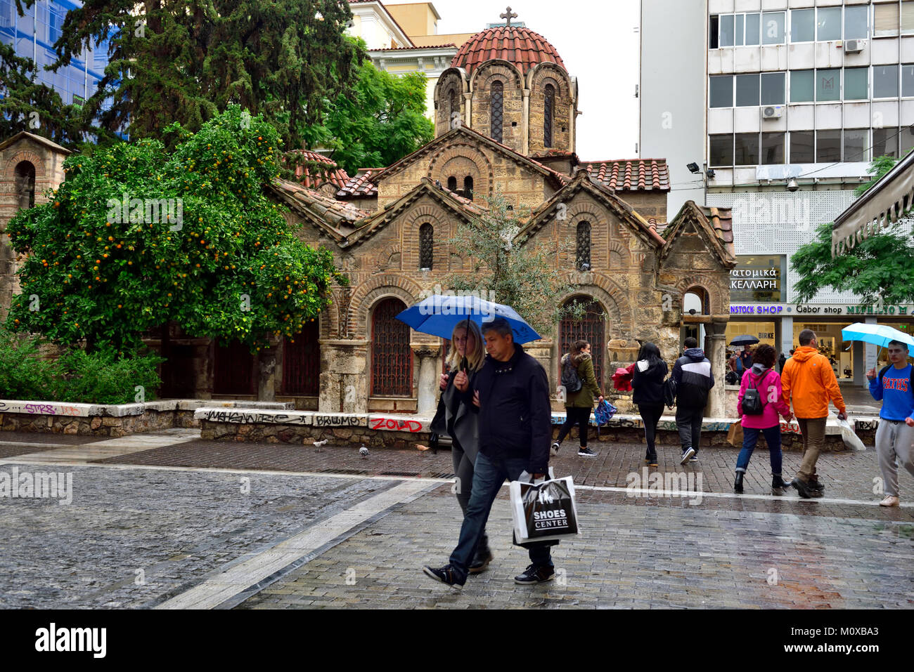 Al di fuori della Chiesa greco-ortodossa di Panaghia Kapnikarea, nel centro di Ermou Street nel centro di Atene, Grecia Foto Stock