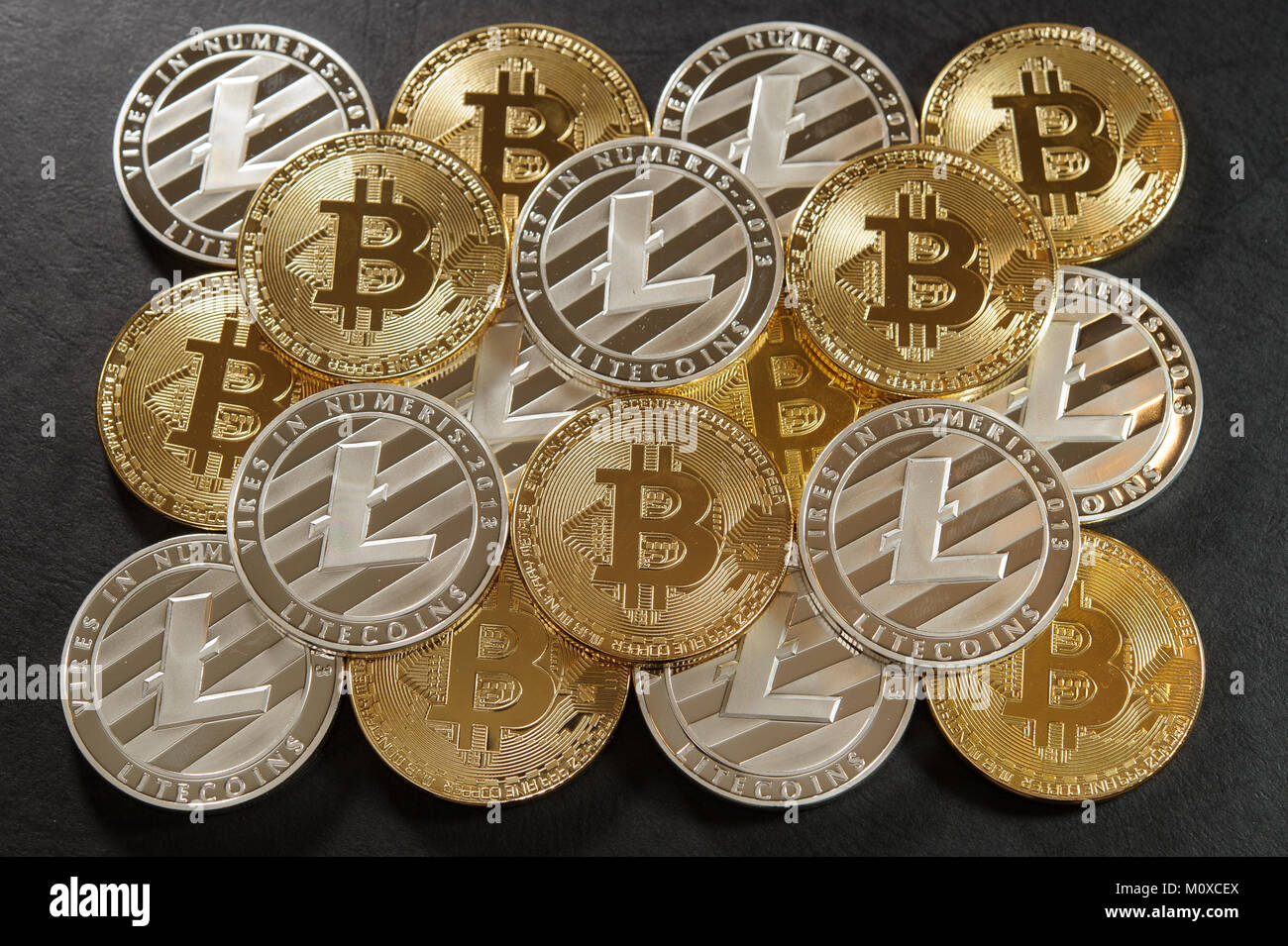 Monete impilate di bitcoins d'oro e argento litecoins Foto Stock