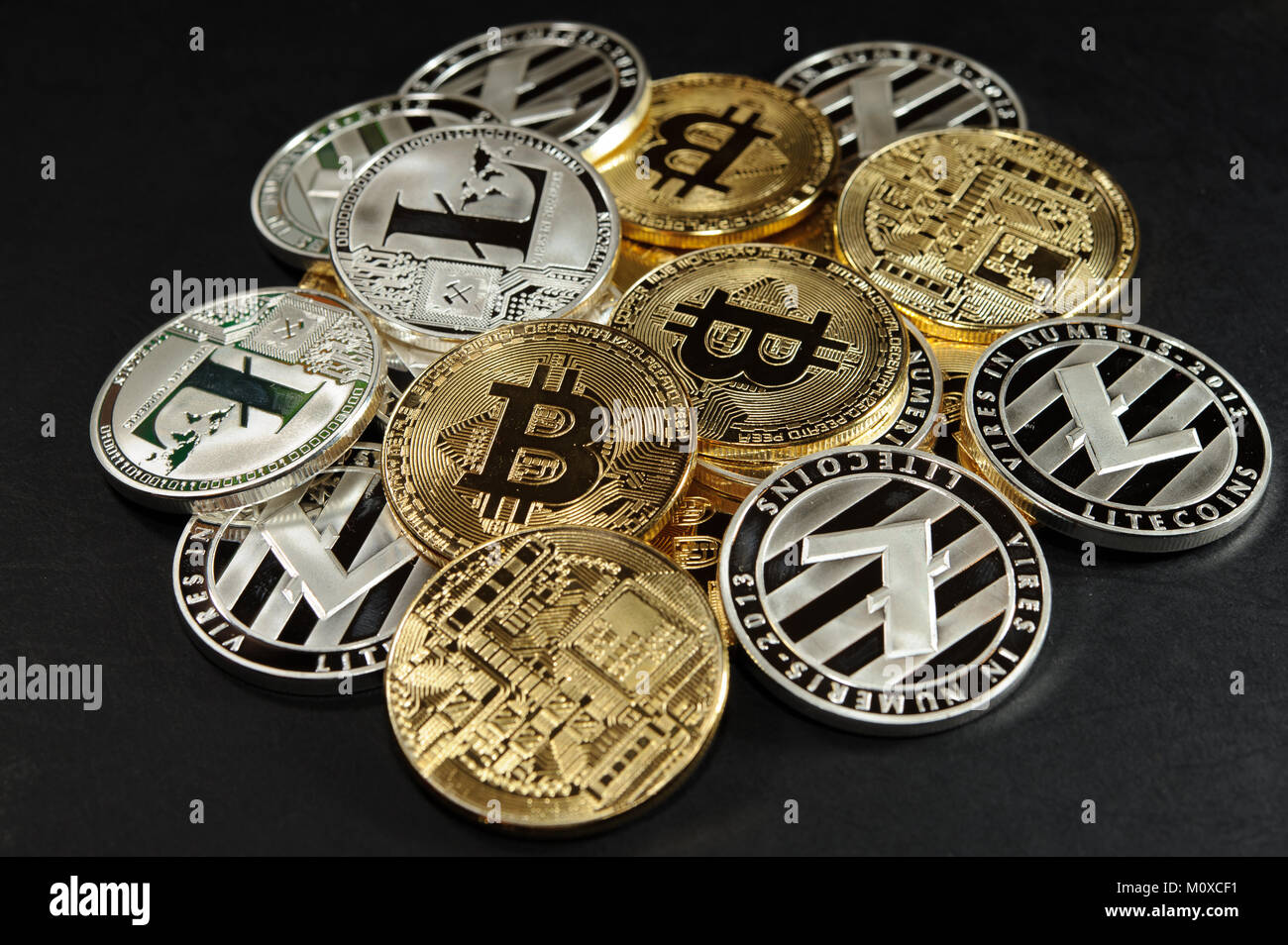 Heaf di fisica bitcoins d'oro e argento litecoins Foto Stock