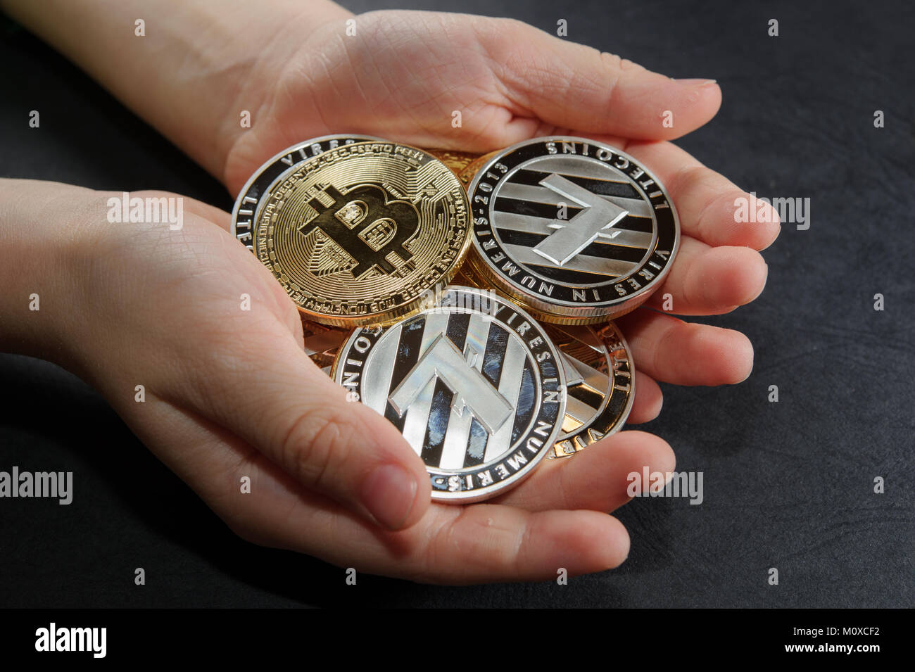 Bracci piena di monete cryptocurrency. Argento e litecoins golden bitcoins. Foto Stock