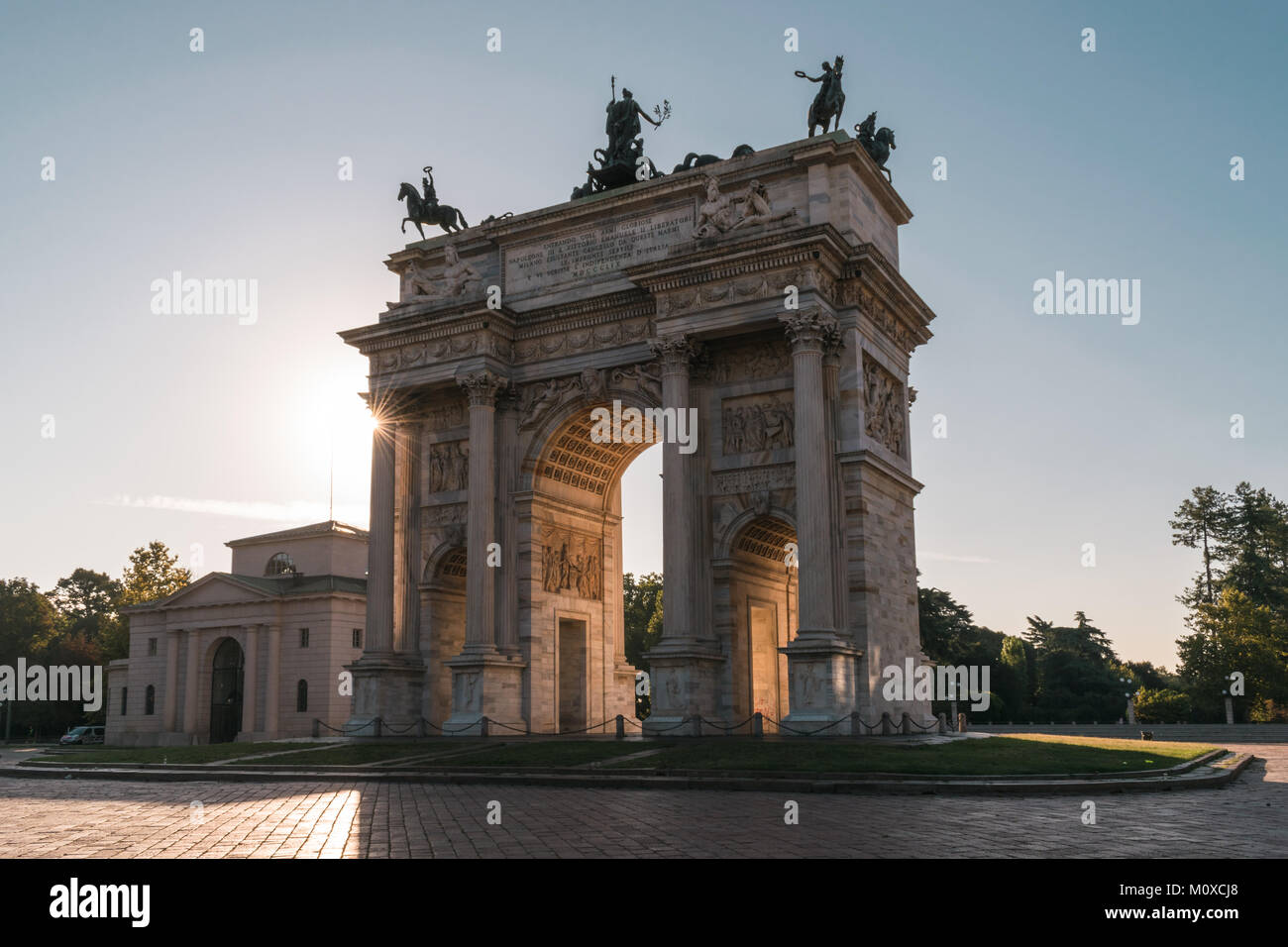 Vista di arco della pace, milano ,l'Italia, di sunrise Foto Stock