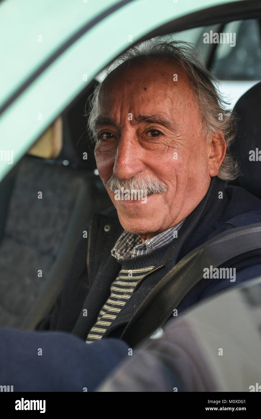 Taxi driver ritratto, Lisbona, Portogallo, Dicembre 2017 Foto Stock