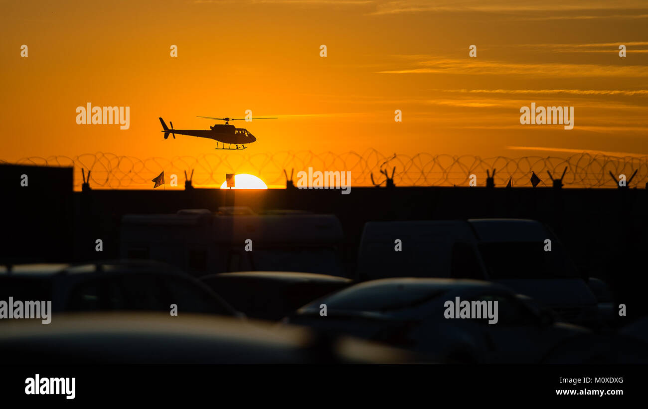 Fantastico tramonto voli in elicottero intorno alla pista durante la notte le qualifiche per il 2017 24 Ore di Le Mans sul Circuito de la Sarthe giovedì 15 giugno Foto Stock