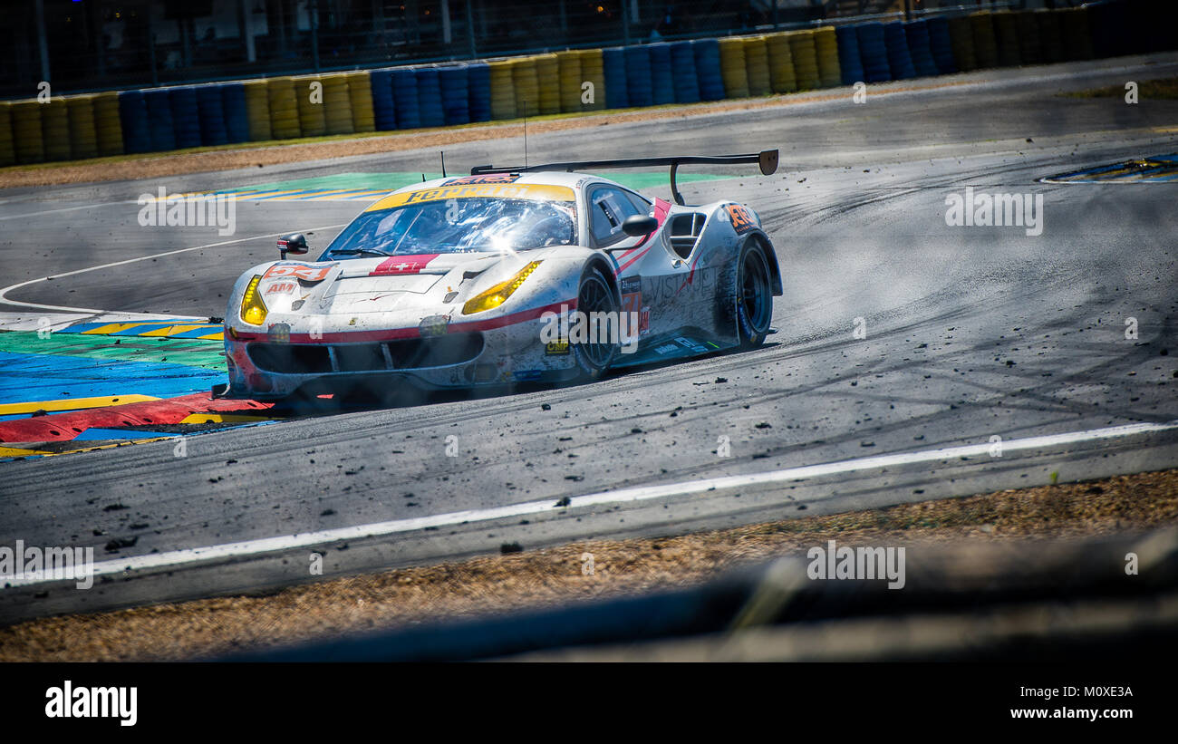 Thomas Flohr (CHE) / Francesco Castellacci (ITA) / Olivier Beretta (MCM) guida #54 LMGTE Am spirito di gara Ferrari 488 GTE durante 2017 24h Le Mans Foto Stock