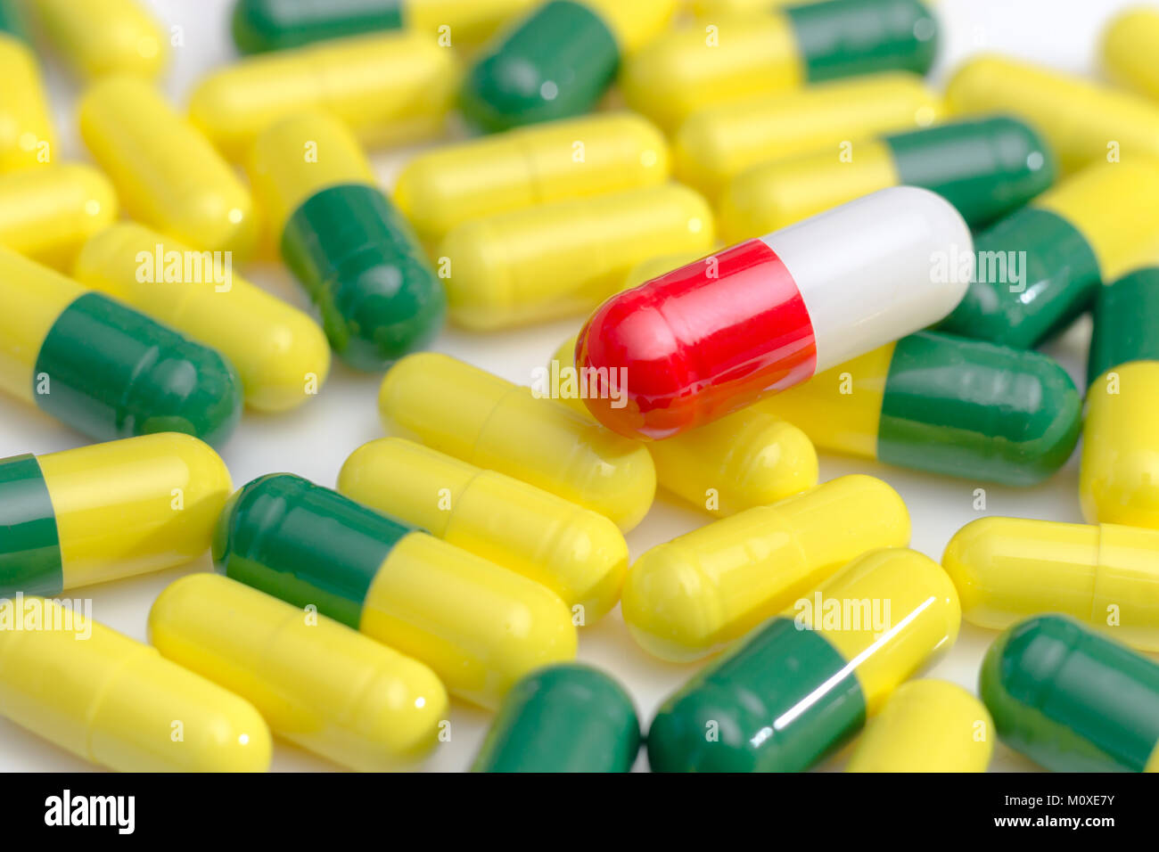 Una raccolta di pillole e compresse Foto Stock
