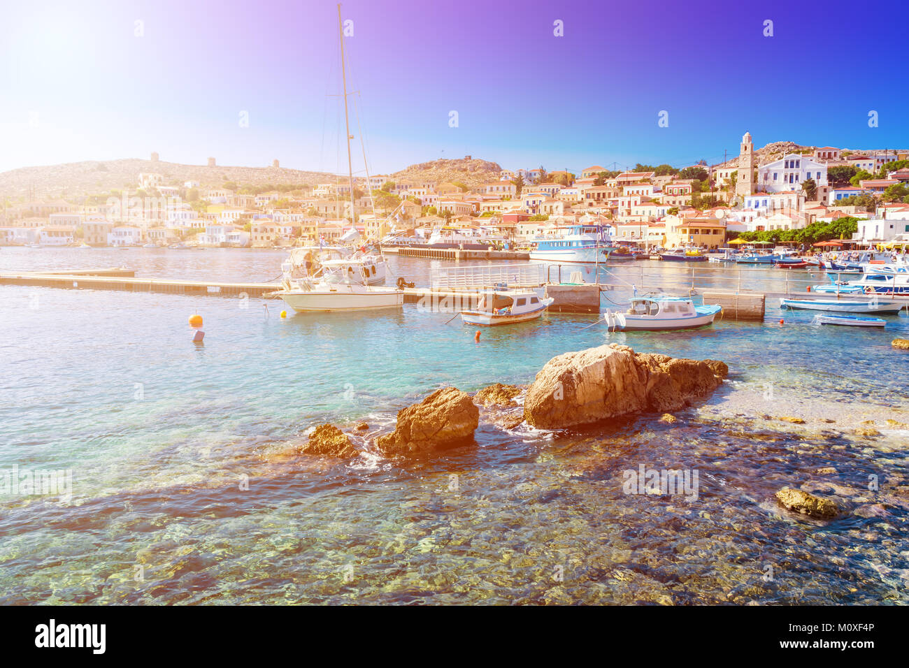 Le barche nel porto della città Emporio (Nimborio) - capitale dell isola di Halki (Grecia) Foto Stock