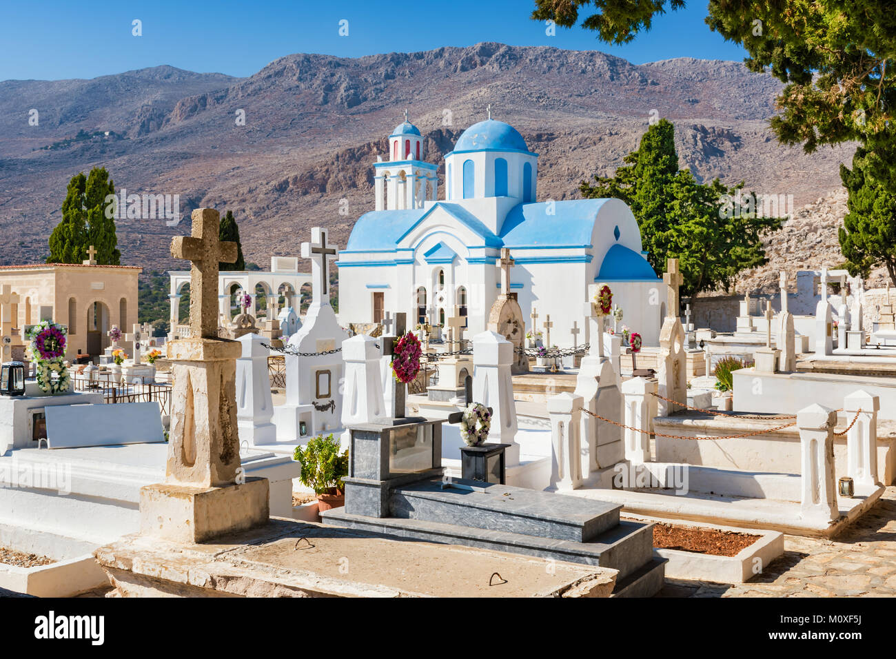Chiesa ortodossa e il cimitero vicino a spiaggia Pontamos sull isola di Halki (Grecia) Foto Stock