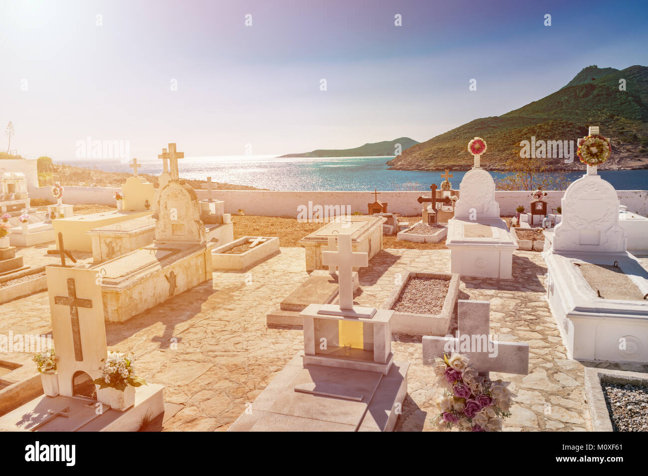 Cimitero ortodosso vicino a spiaggia Pontamos sull isola di Halki (Grecia) Foto Stock