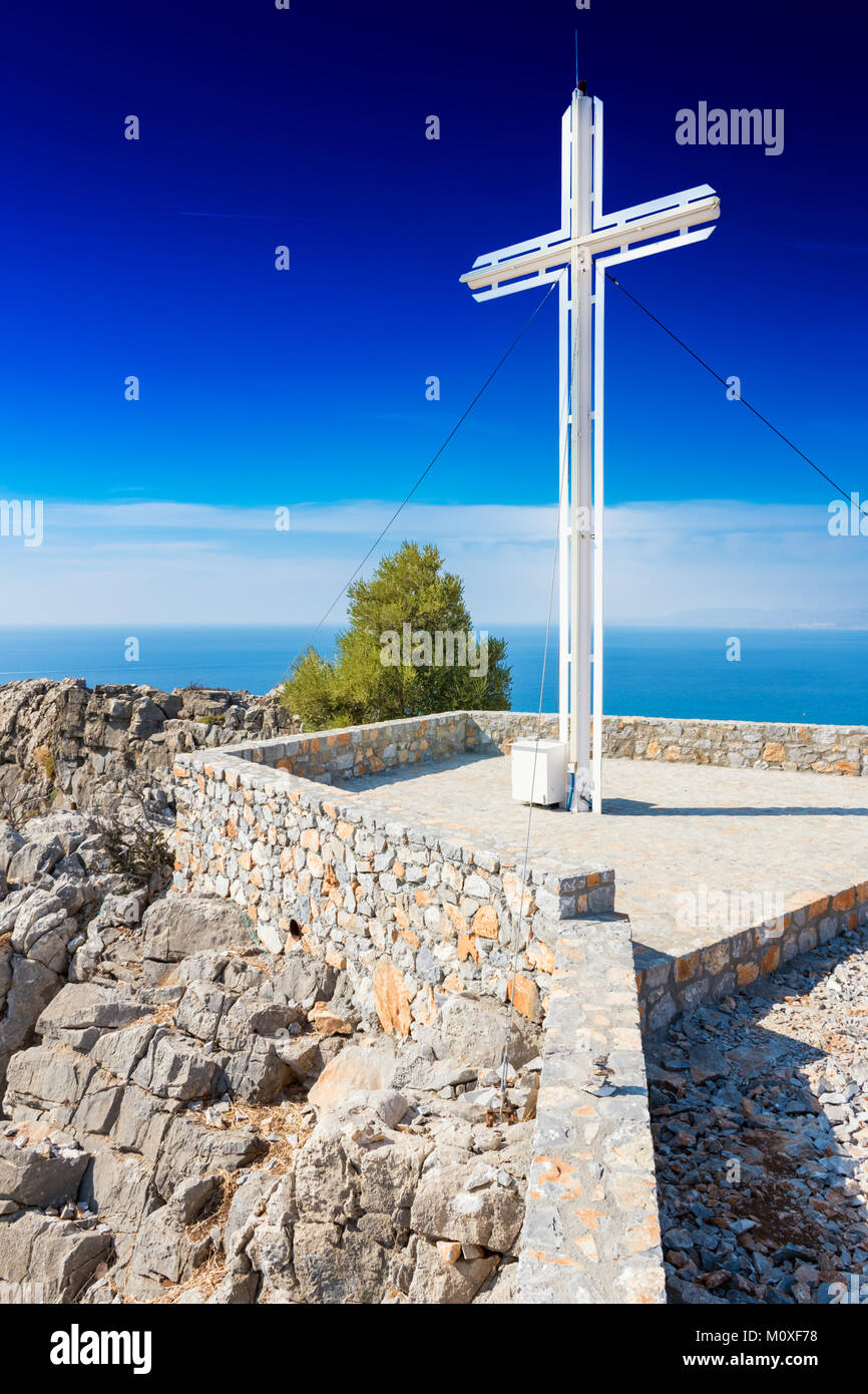 Una croce cristiana vicino monastero del Profeta Elia sulla collina vicino al villaggio di Pefkos (Rhodes, Grecia) Foto Stock