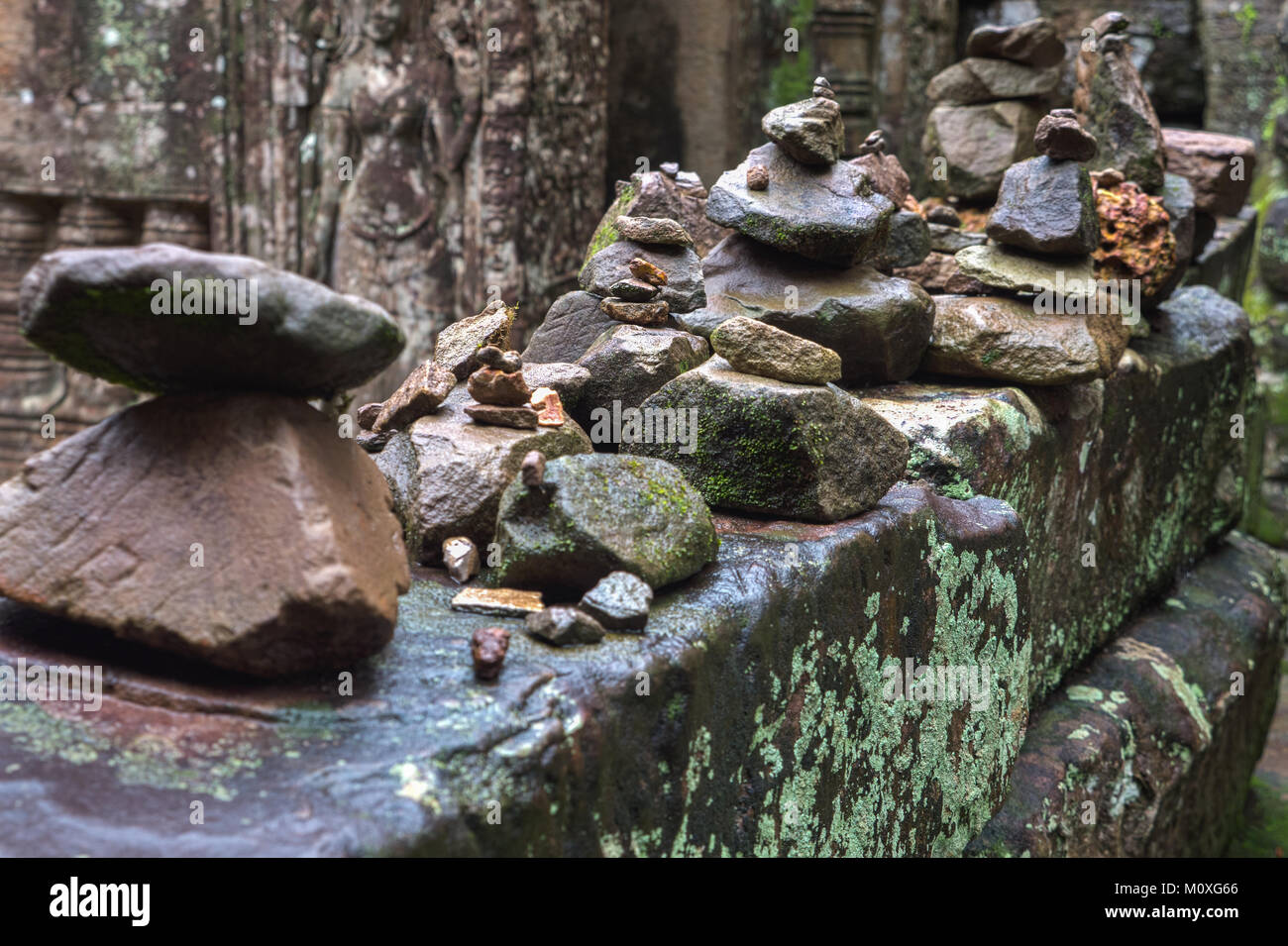 Tempio Bayon rocce impilate a Angkor Thom in Siem Reap, Cambogia Foto Stock