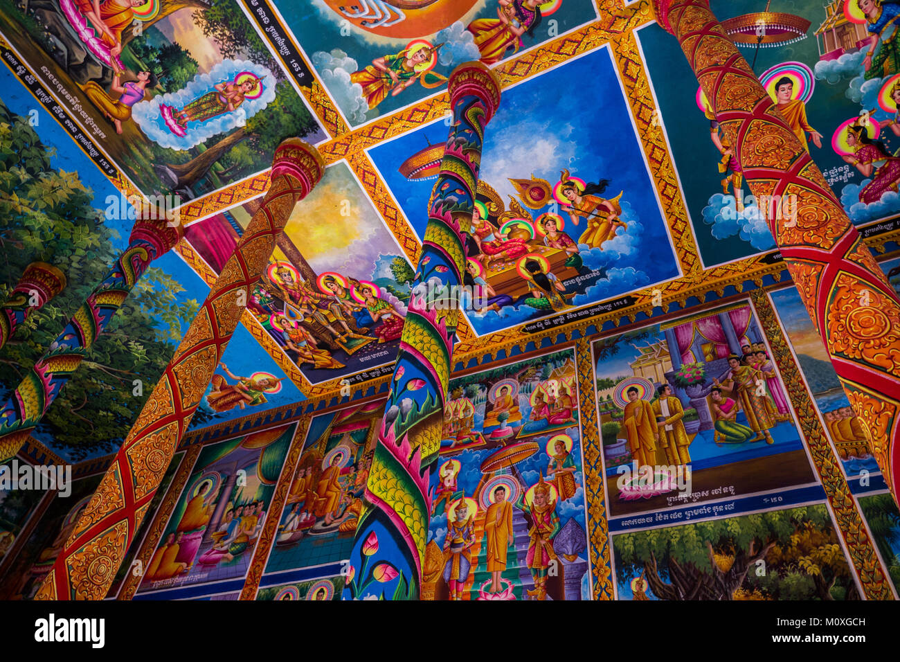 Opere all'interno di un tempio buddist vicino al fiume in Kampot, Cambogia Foto Stock