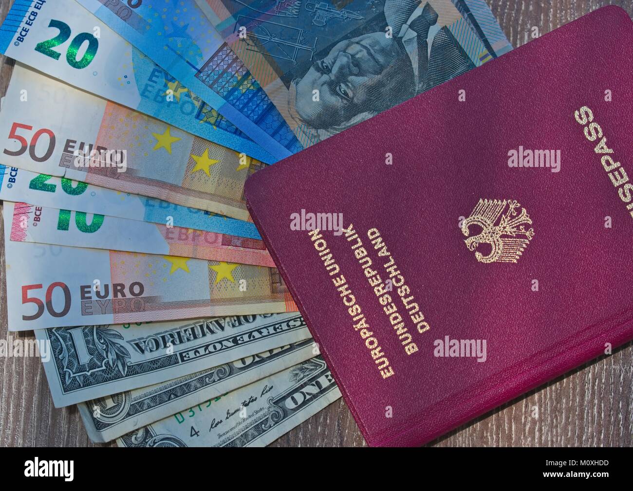 Passaporto tedesco e valute estere - Denaro di viaggio Foto Stock