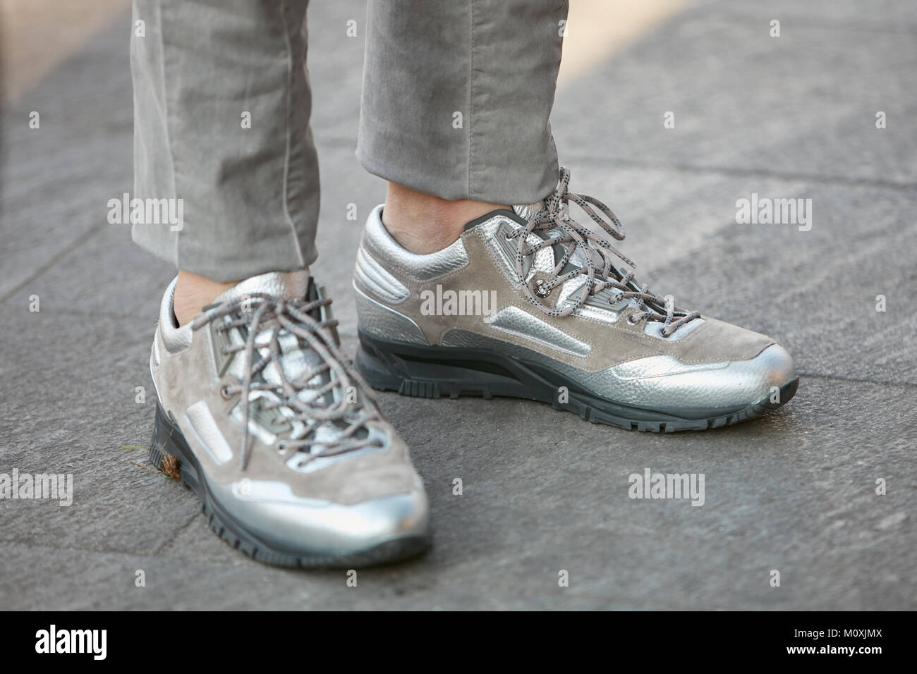 Milano - 13 gennaio: Uomo con Lanvin argento e beige sneakers prima di  Emporio Armani fashion show, la Settimana della Moda Milanese street style  on gennaio 13, 2018 Foto stock - Alamy