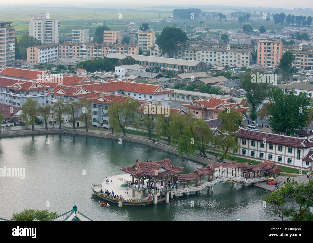 Vista aerea della città e le usanze popolari street lago, Nord provincia Hwanghae, Sariwon, Corea del Nord Foto Stock