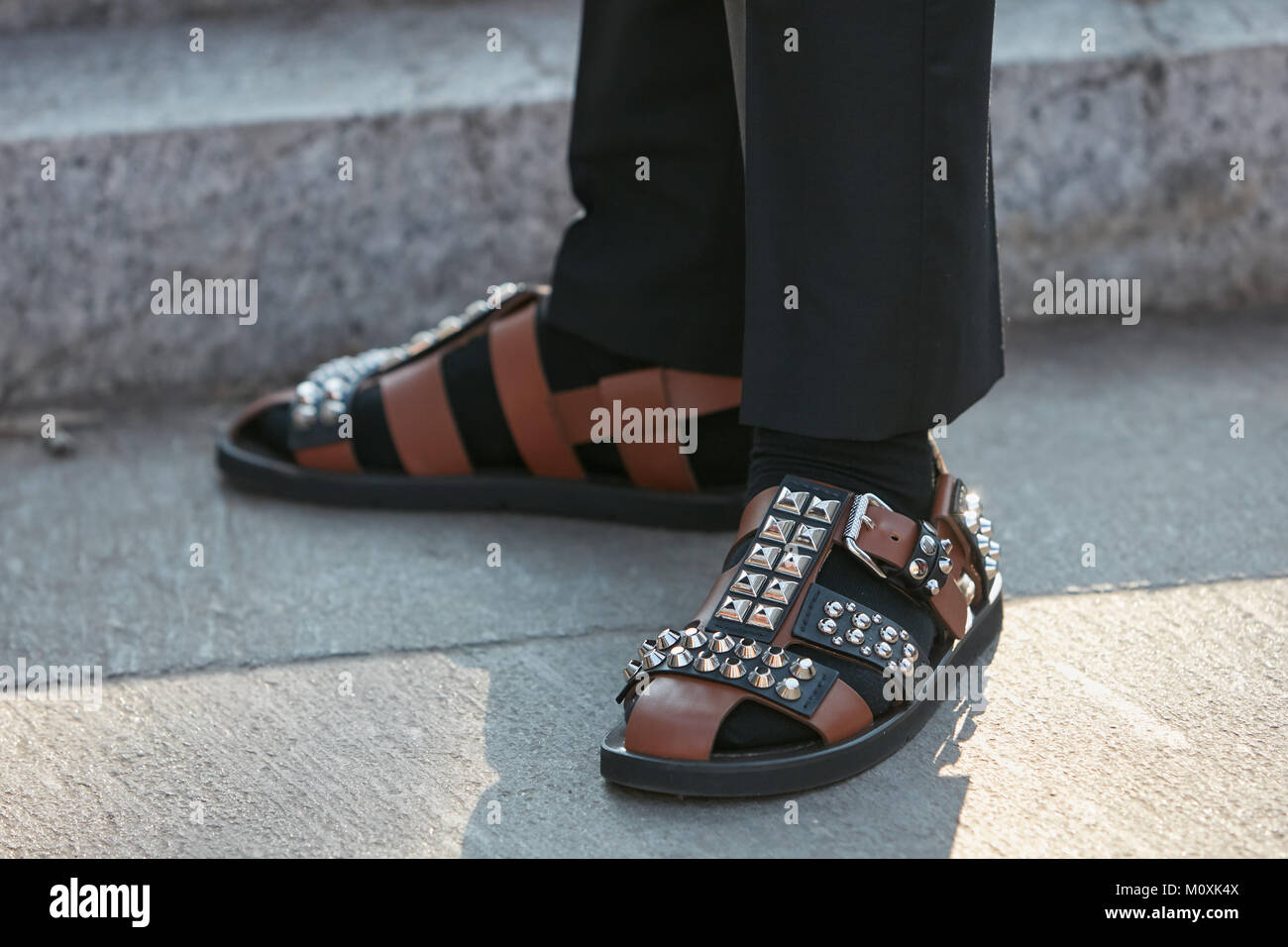 Milano - 13 gennaio: Uomo con nero e marrone sandali con prigionieri prima  di Emporio Armani fashion show, la Settimana della Moda Milanese street  style on gennaio 13, 201 Foto stock - Alamy