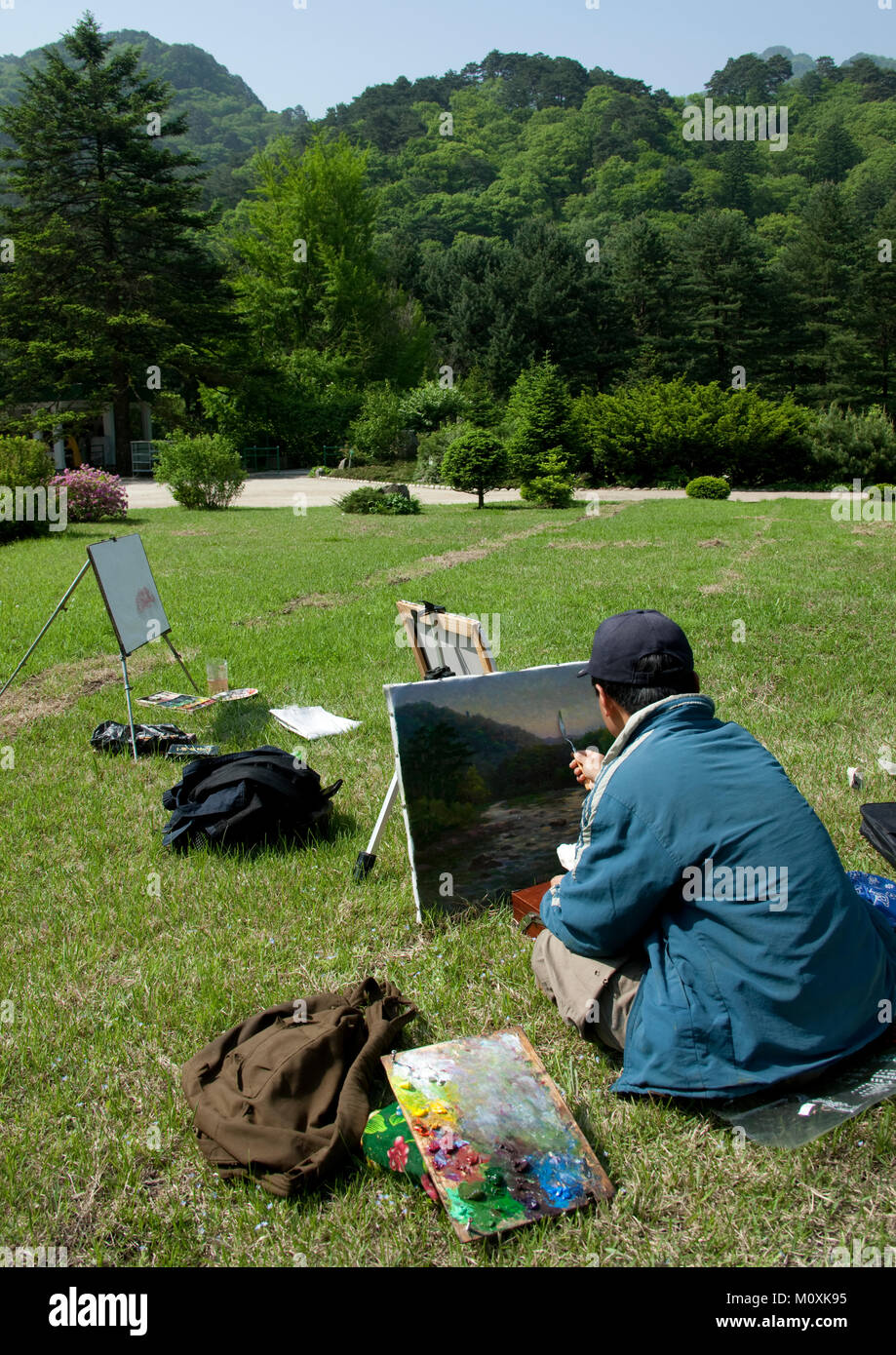 Nord coreano studente arte pittura in un parco del Nord provincia Pyongan, Myohyang-san, Corea del Nord Foto Stock