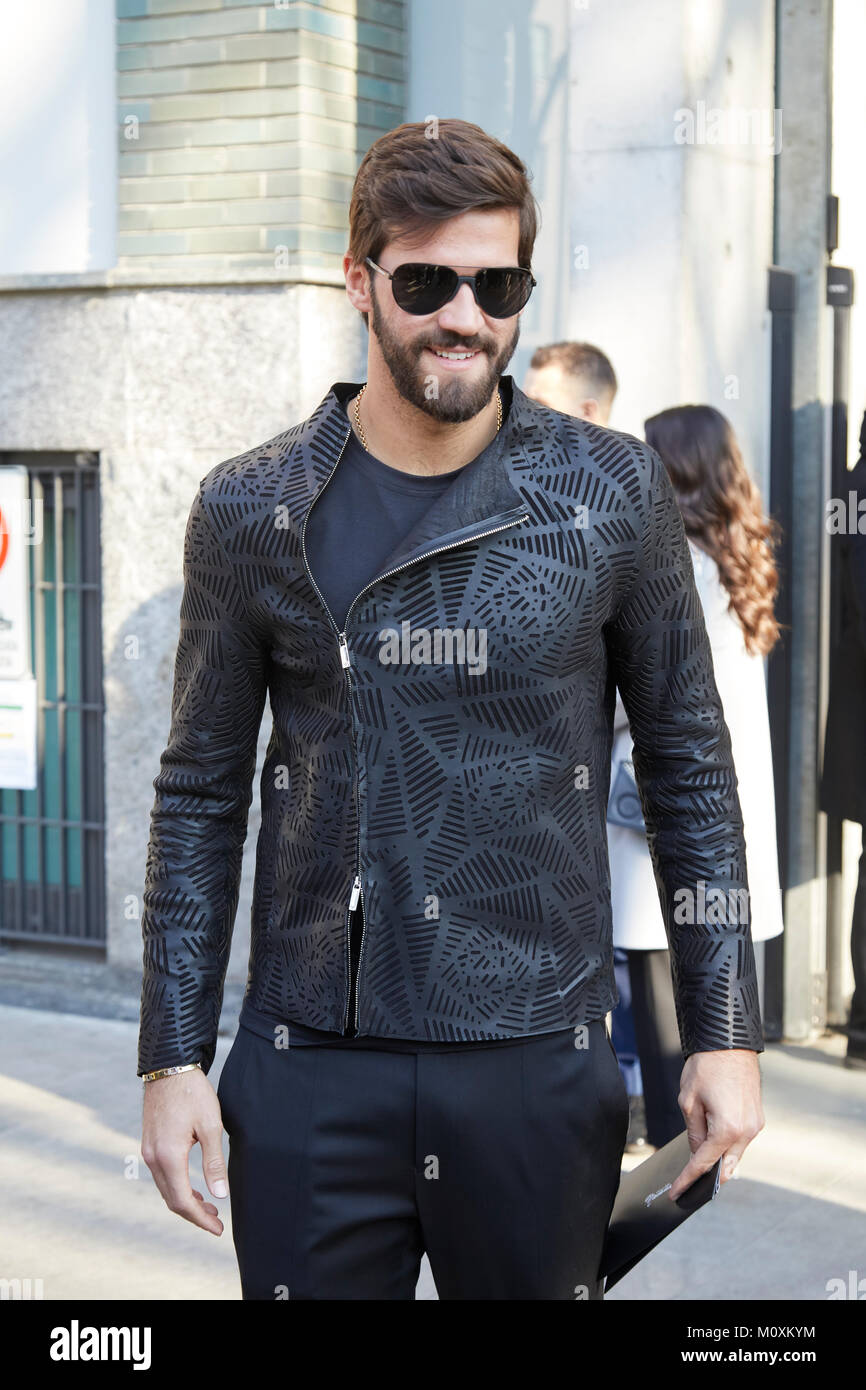 Milano - 13 gennaio: l'uomo con la giacca di pelle e occhiali da sole prima  di Emporio Armani fashion show, la Settimana della Moda Milanese street  style on gennaio 13, 2018 in