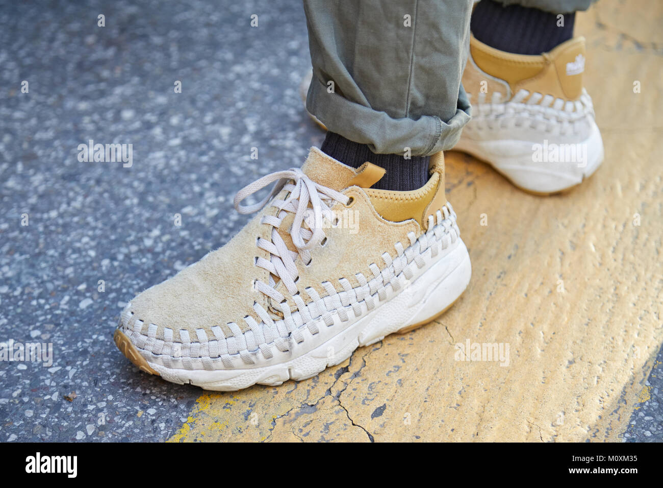 Scarpe scamosciate marroni immagini e fotografie stock ad alta risoluzione  - Alamy