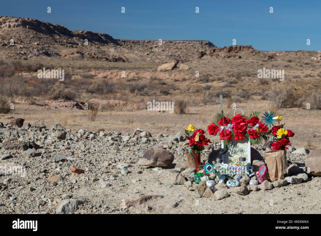 Aneth, Utah - un memoriale sulla Navajo Indian Reservation lungo una strada di campagna. Foto Stock