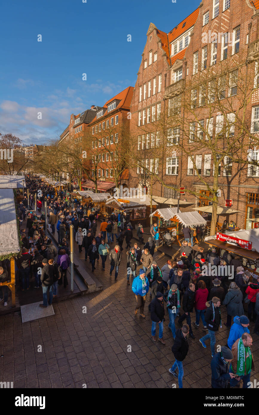 Vista lungo la Schlachte, il fiume Weser, con il tradizionale mercatino di Natale di Brema, Germania, Europa Foto Stock