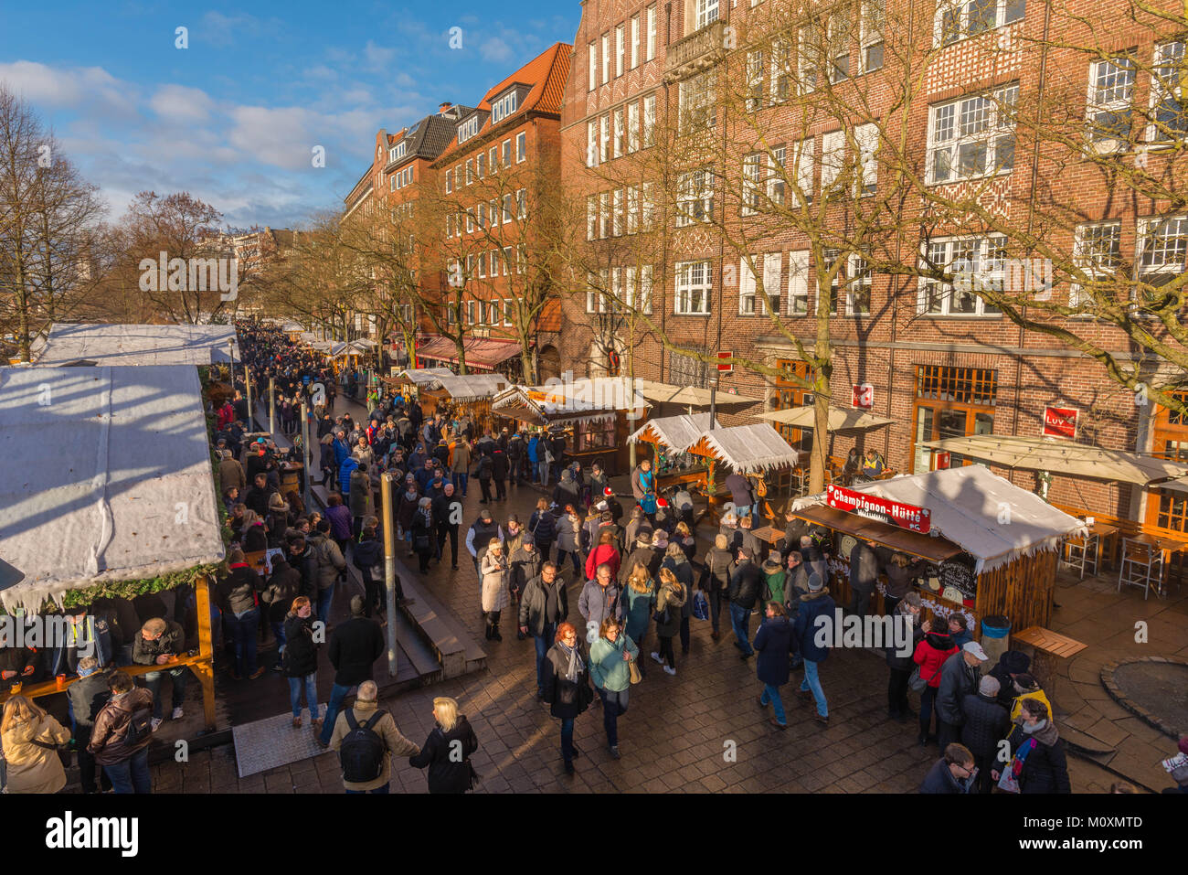 Vista lungo la Schlachte, il fiume Weser, con il tradizionale mercatino di Natale di Brema, Germania, Europa Foto Stock