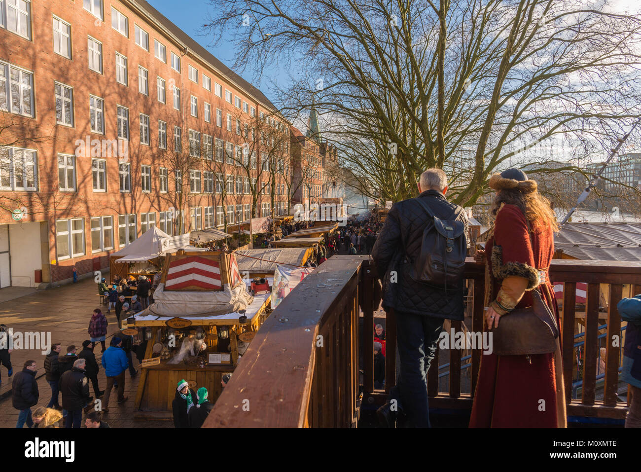 Vista lungo la Schlachte, il fiume Weser, con il tradizionale mercatino di Natale di Brema, Germania, Europa Foto Stock